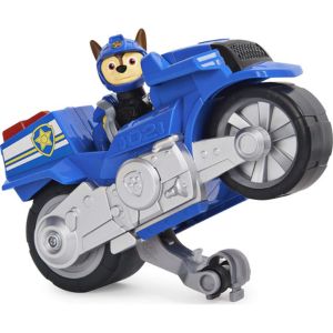 Chase sitz auf seinem blauen Motorrad