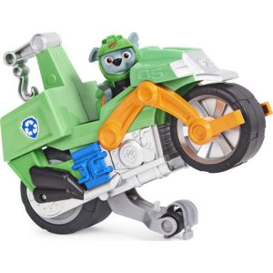 Rocky sitz auf seinem grünen Motorrad