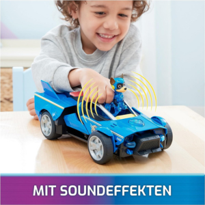 Auf dem Bild ist ein lachender Junge mit Chase Raketenauto und Symbol für Soundeffekte zu sehen