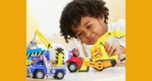 Ein Kind spielt mit den Rubble und Crew Fahrzeugen