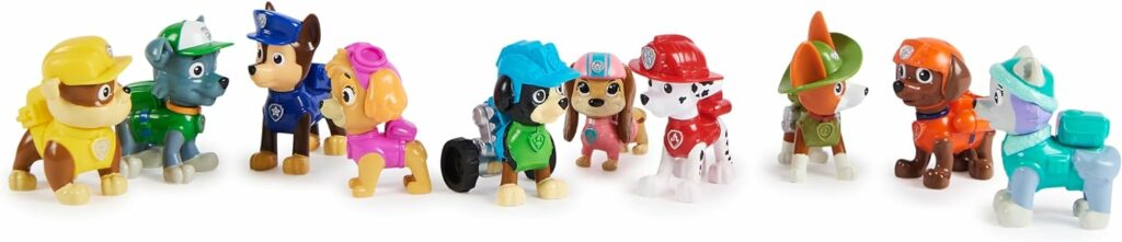 10 Paw Patrol Action Pack Figuren nebeneinander aufgereiht.