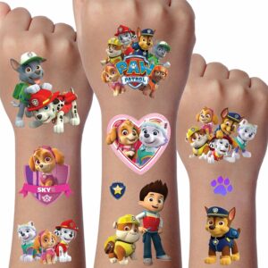 Drei Kinderunterarme mit zahlreichen Kinder Paw Patrol Tattoos