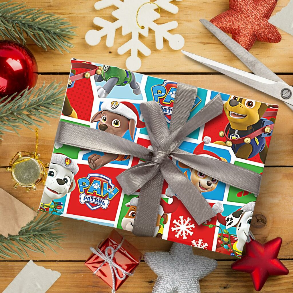 Ein Geschenk eingepackt in niedliches Cartoon Weihnachtspapier mit Paw Patrol Motiven