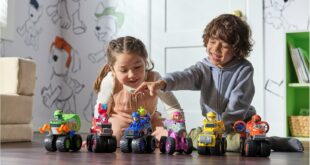 Zwei Kinder spielen auf dem Fußboden mit allen Paw Patrol Rescue Wheels Monstertrucks